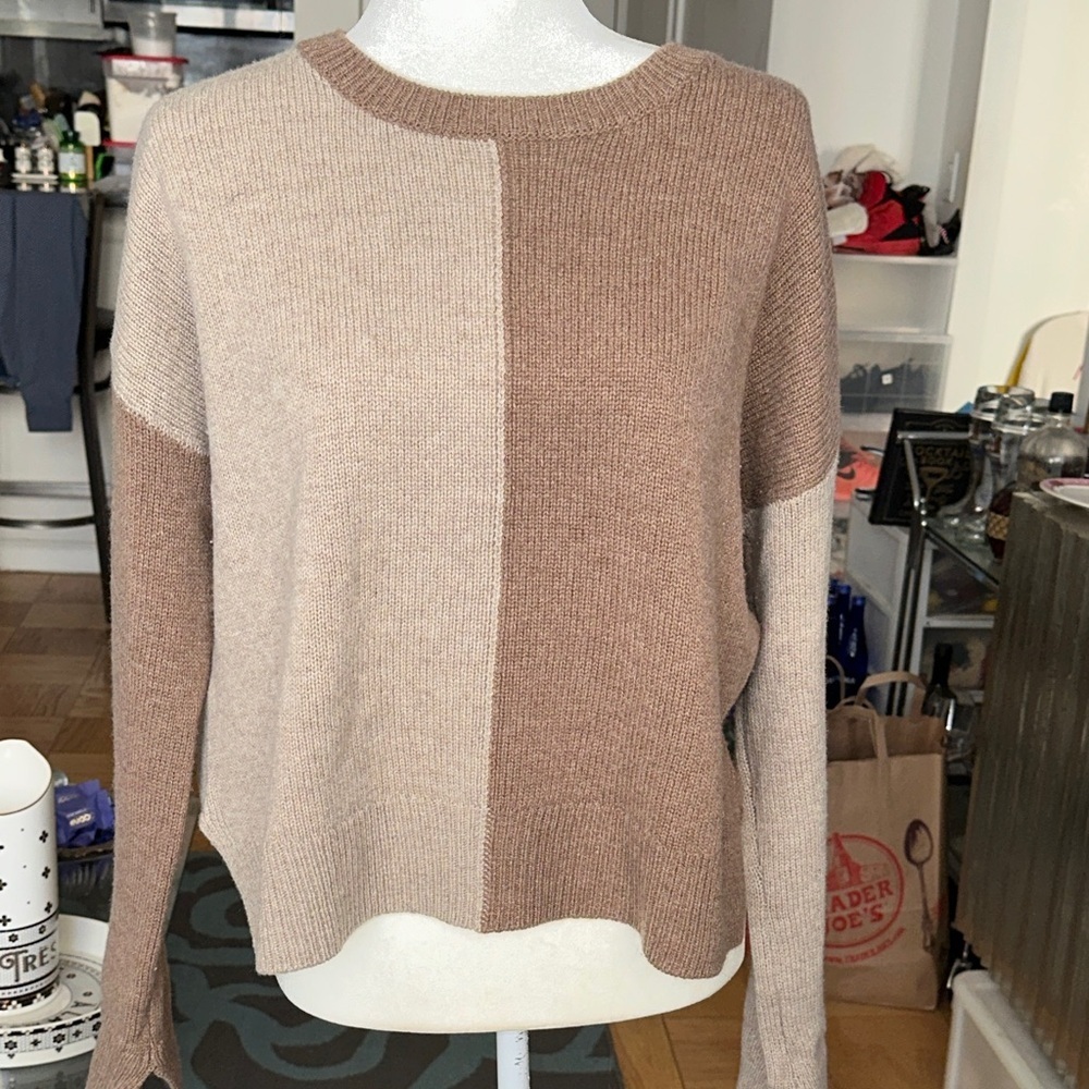 Splendid two tone neutral sweater. Side slits.
